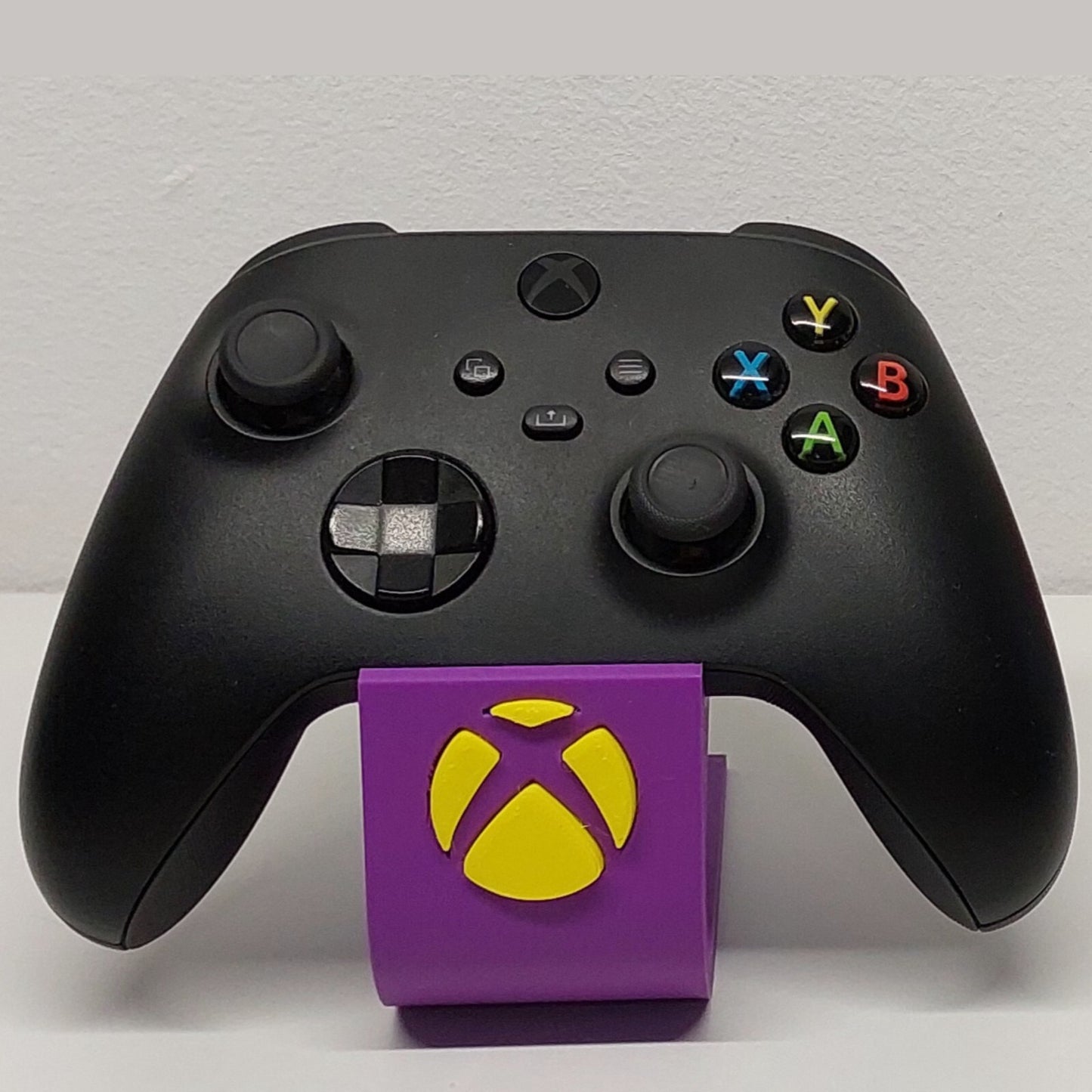 Soporte stand expositor mando Xbox one/series. Envíos a todo el mundo