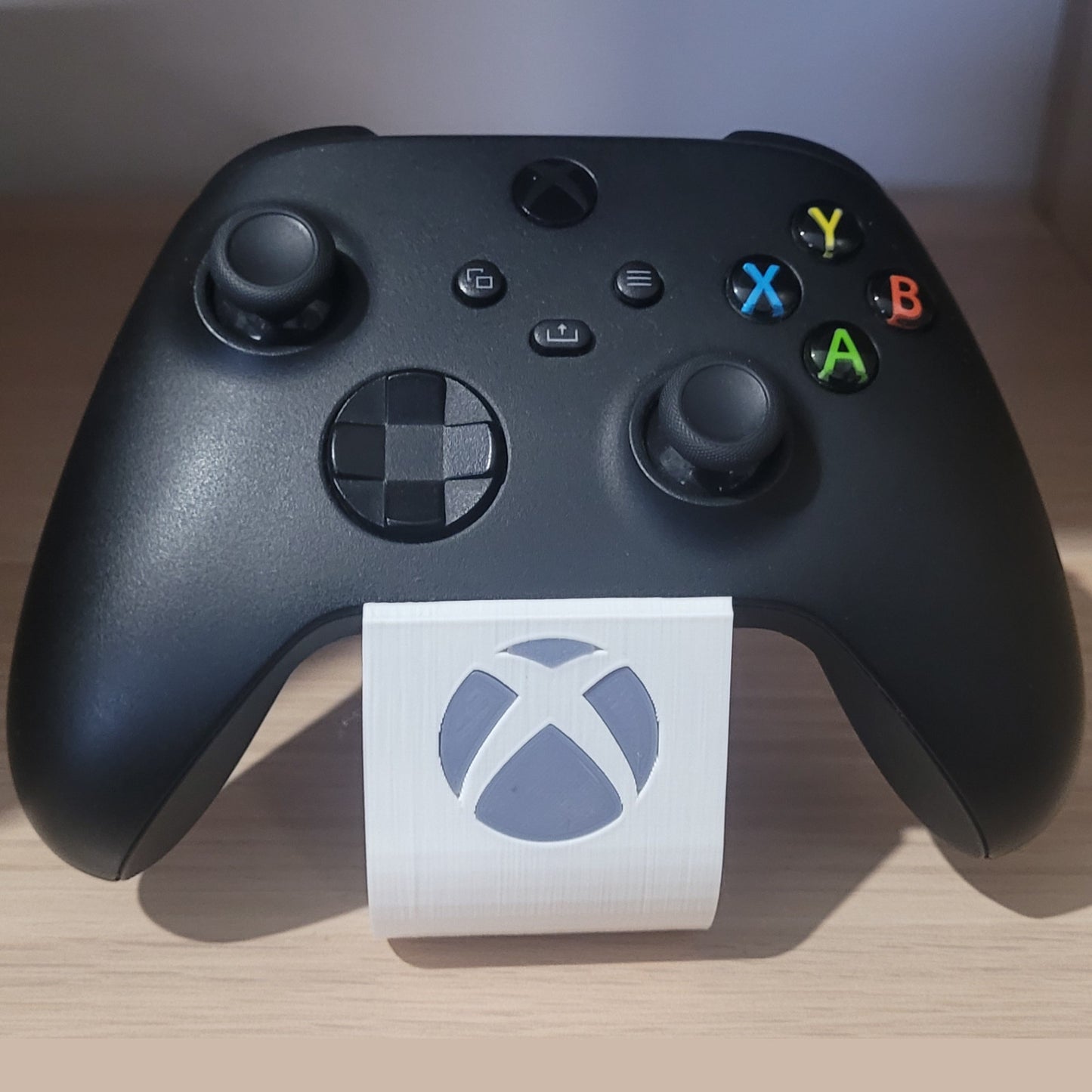Soporte stand expositor mando Xbox one/series. Envíos a todo el mundo