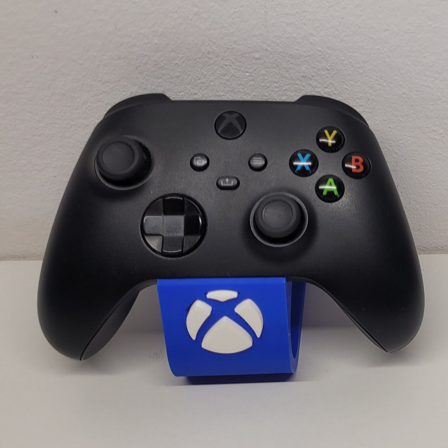 Soporte stand expositor mando Xbox one/series. Envíos a todo el mundo