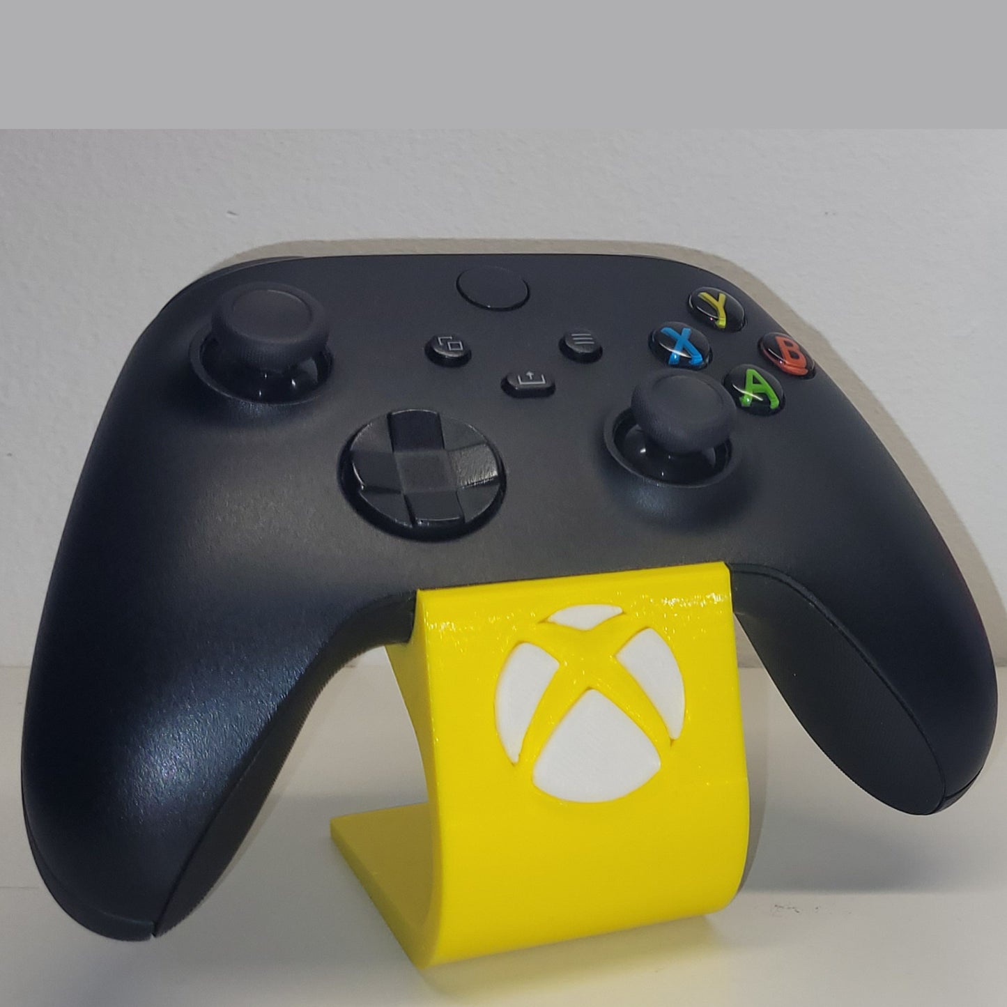 Soporte stand expositor mando Xbox one/series. Envíos a todo el mundo