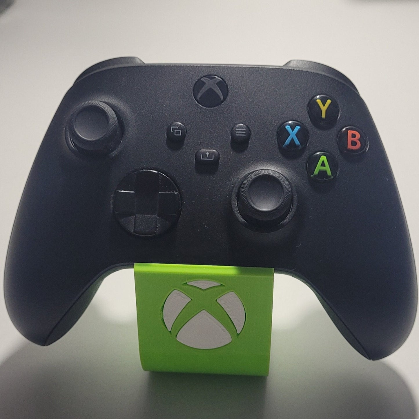 Soporte stand expositor mando Xbox one/series. Envíos a todo el mundo