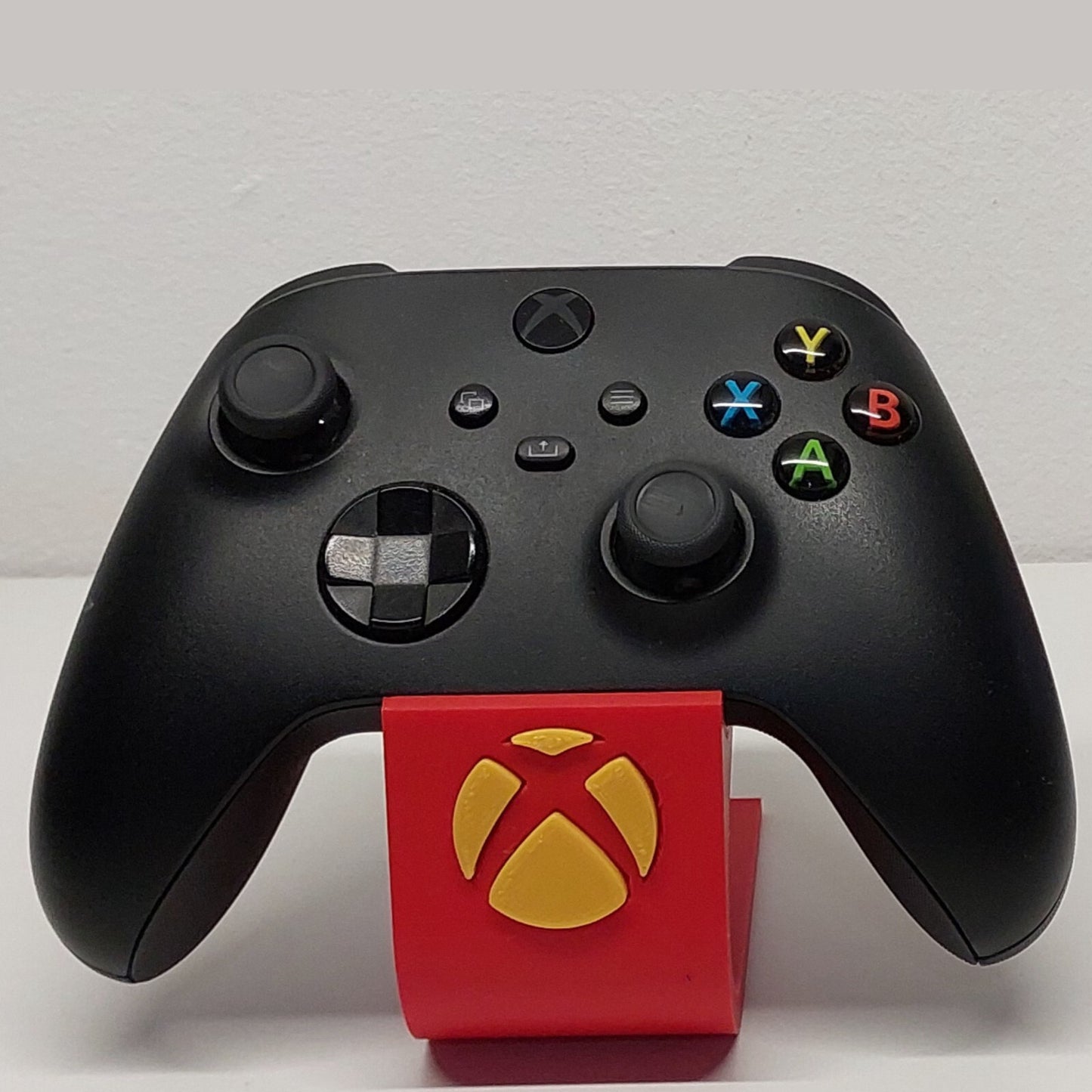 Soporte stand expositor mando Xbox one/series. Envíos a todo el mundo