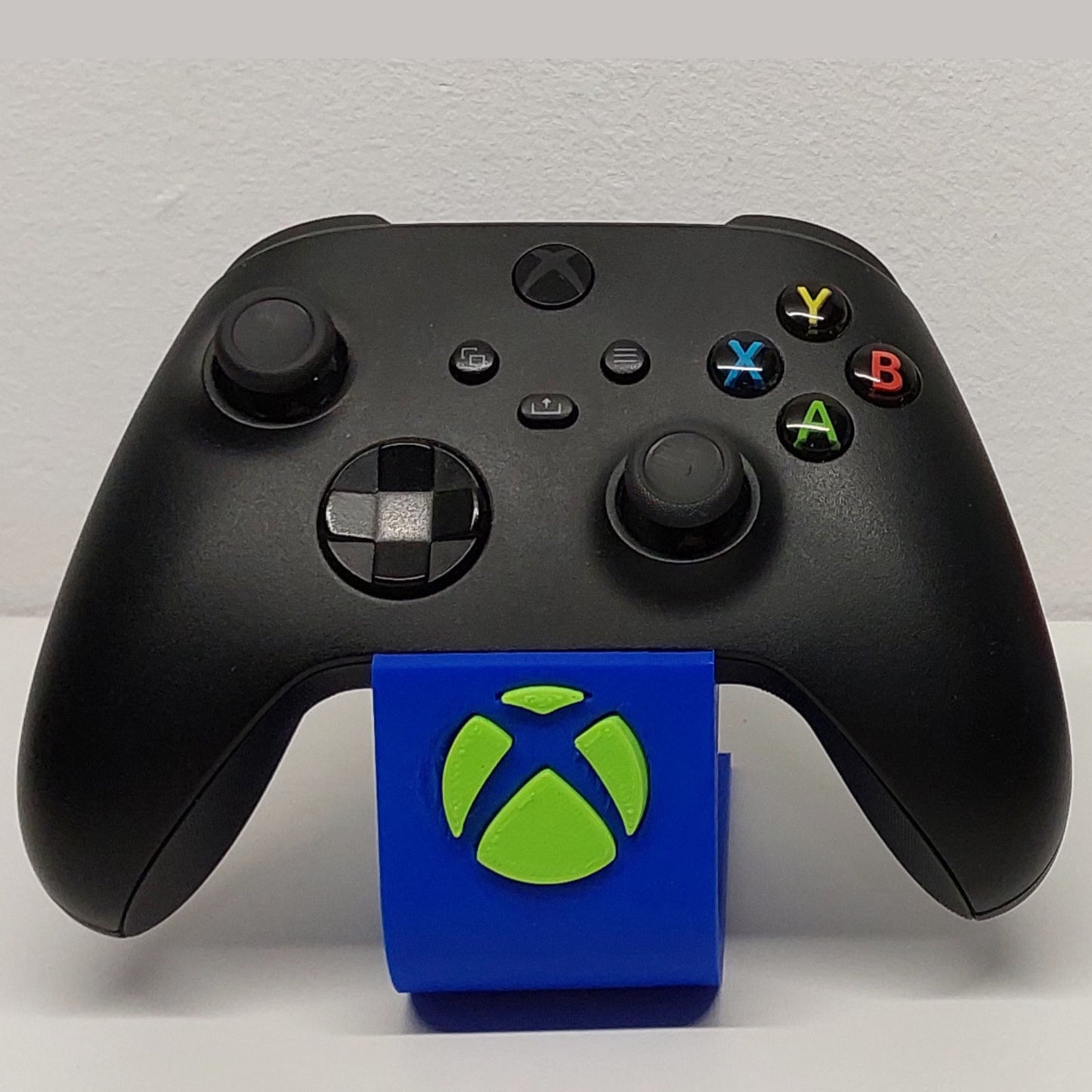 Soporte stand expositor mando Xbox one/series. Envíos a todo el mundo