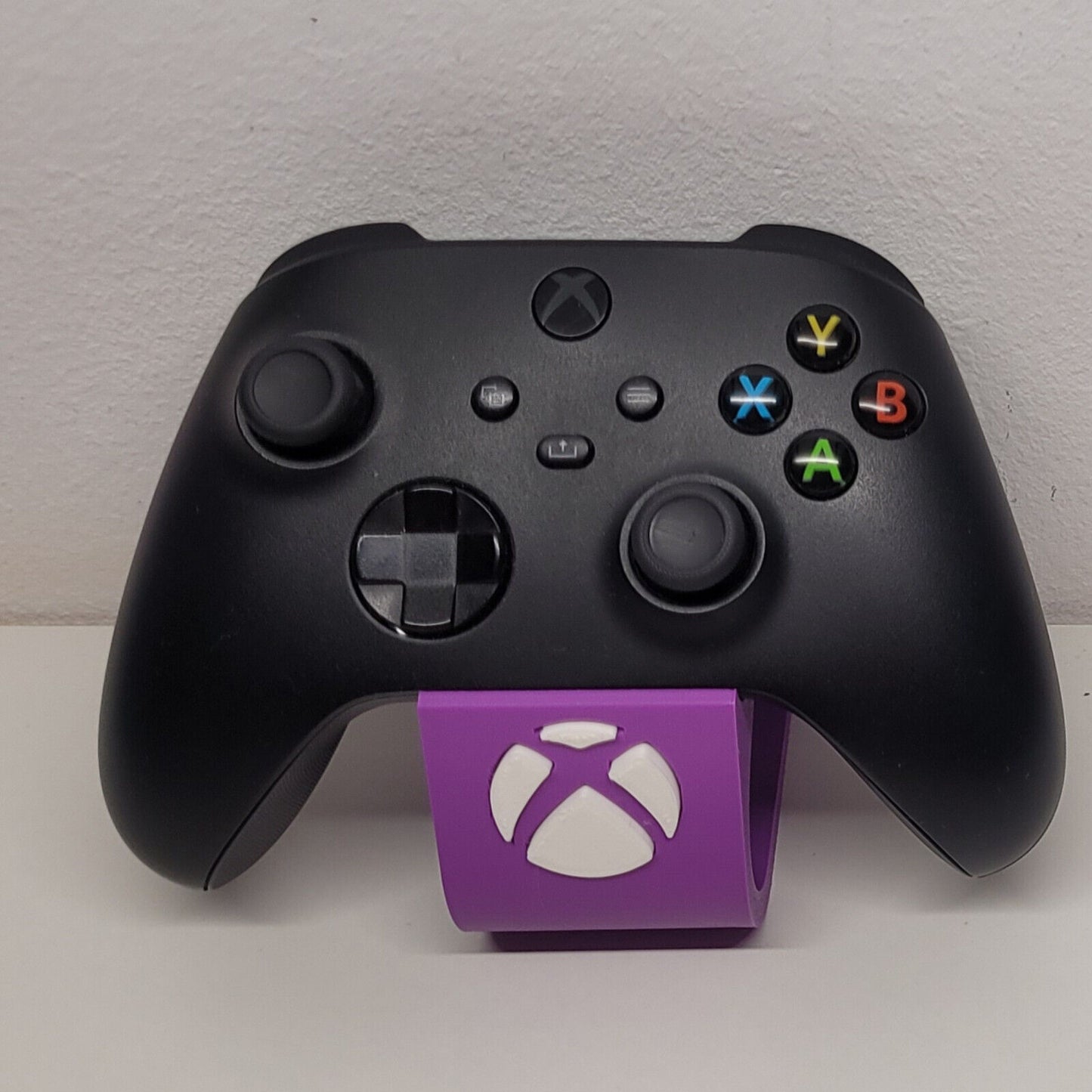 Soporte stand expositor mando Xbox one/series. Envíos a todo el mundo